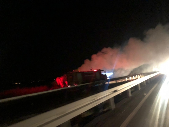 Seyir halindeki tır yandı