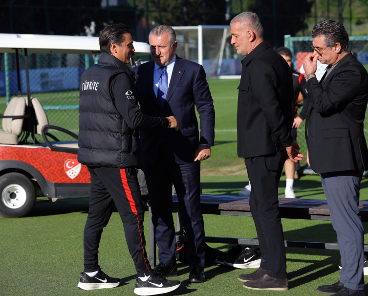 Bakan Bak'tan A Milli Futbol Takımı'na ziyaret
