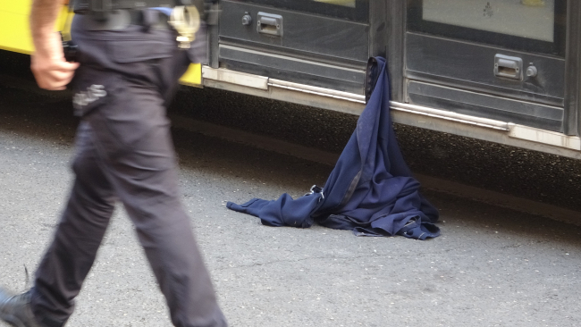 Kıyafeti kapıya sıkışan kadın otobüsün altında kaldı