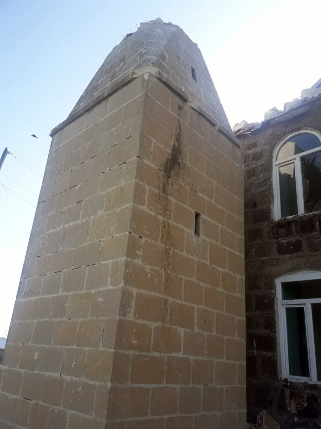 Kars'ta yıldırım düşen caminin minaresi yıkıldı