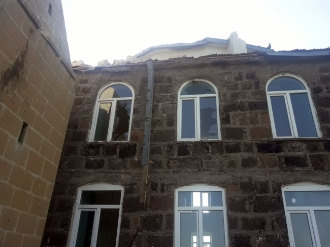 Kars'ta yıldırım düşen caminin minaresi yıkıldı