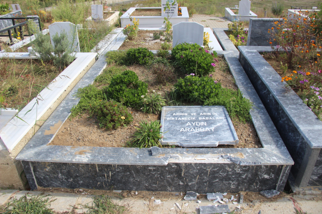 17 Ağustos Mezarlığı'nda mezar taşlarına zarar verdiler