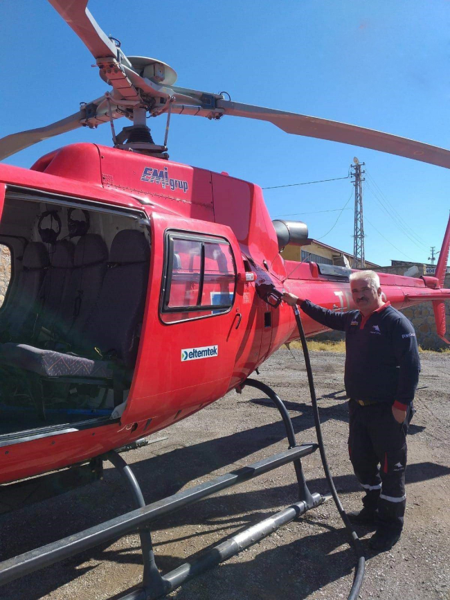 Yakıtı biten helikopter akaryakıt istasyonuna indi