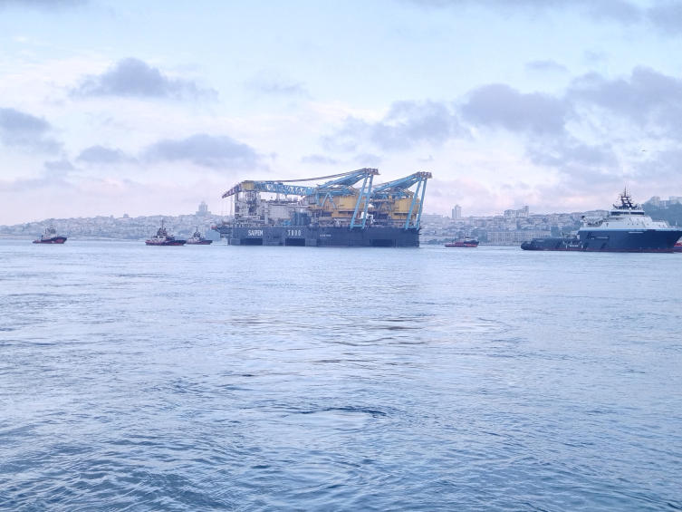 Dev vinç gemisi İstanbul Boğazı'nda