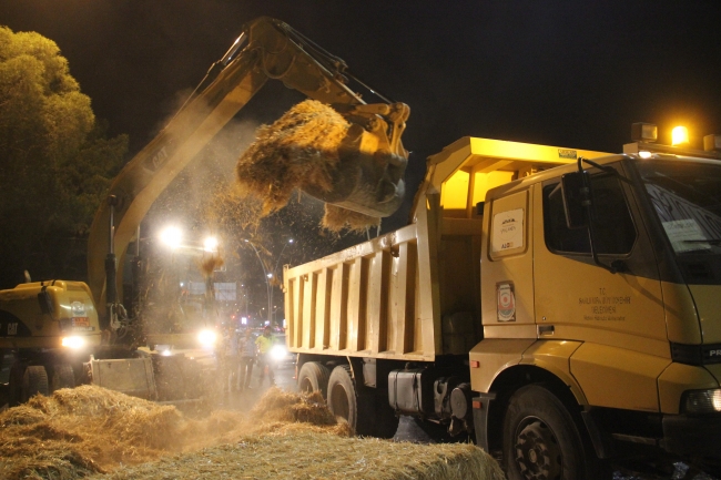 TIR üst geçide takıldı, saman balyaları yola saçıldı