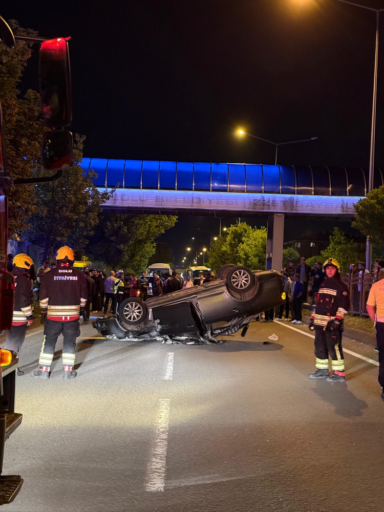 Takla atan otomobilden burunları bile kanamadan çıktılar