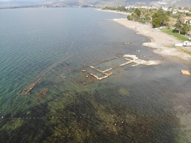 İznik Gölü'nü kuraklık vurdu: 2 bin yıllık tarih gün yüzüne çıktı