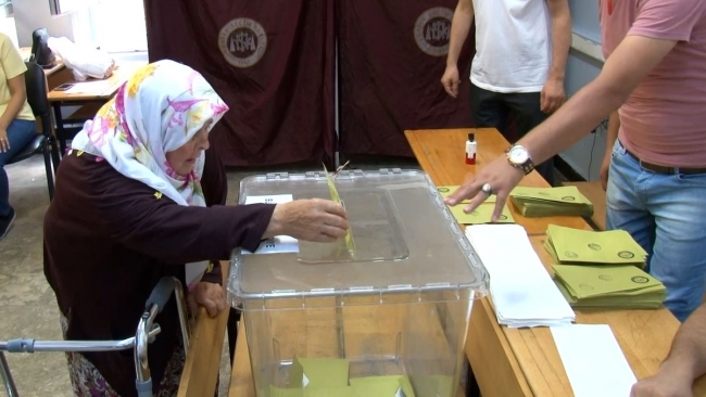 71 yaşındaki kadın oy kullanmaya yürüteç ile gitti