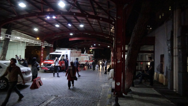 İzmir'de trafikte yol verme kavgası: 2'si ağır, 4 yaralı