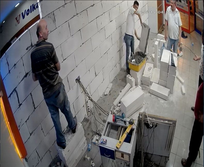 Esenler Otogarı'nda ilginç olay: Gece gelip duvar ördüler