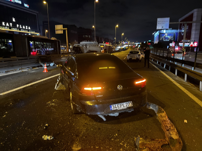 Bakırköy'de kaza yapan aracın motoru yola fırladı