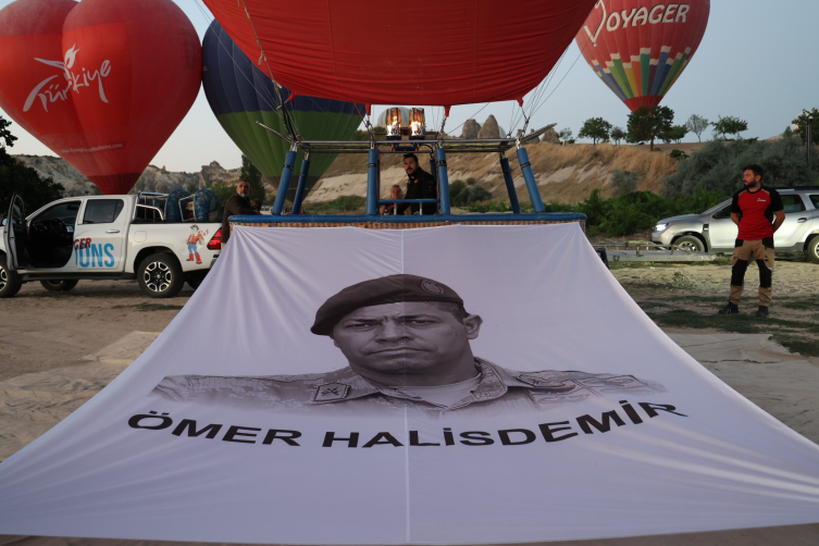 Kapadokya'da sıcak hava balonları Türk bayrakları ve afişlerle uçtu