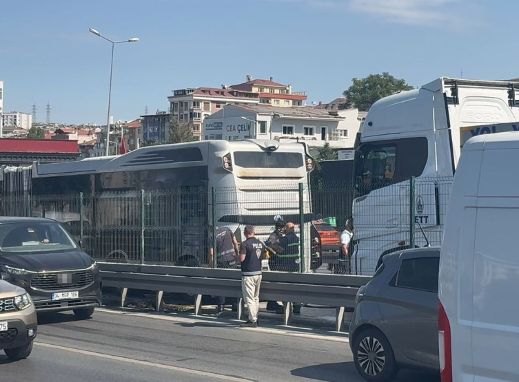 İstanbul'da metrobüste yangın