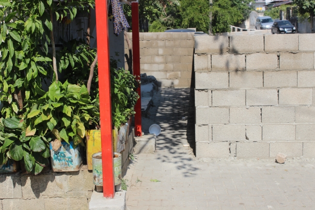 Hatay'da bir vatandaş 'Tapulu malım' diyerek sokağa duvar ördü