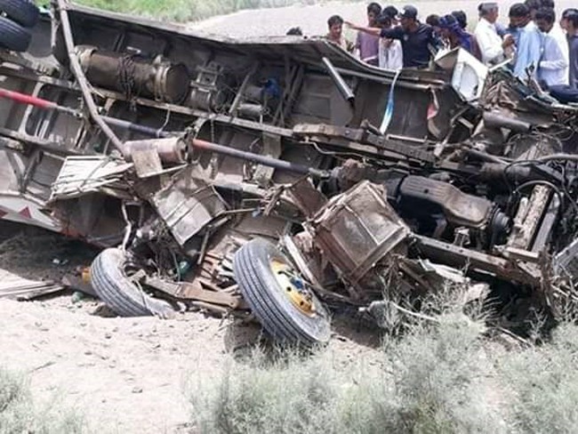 Pakistan'da otobüs ile rikşov çarpıştı: 11 ölü, 22 yaralı