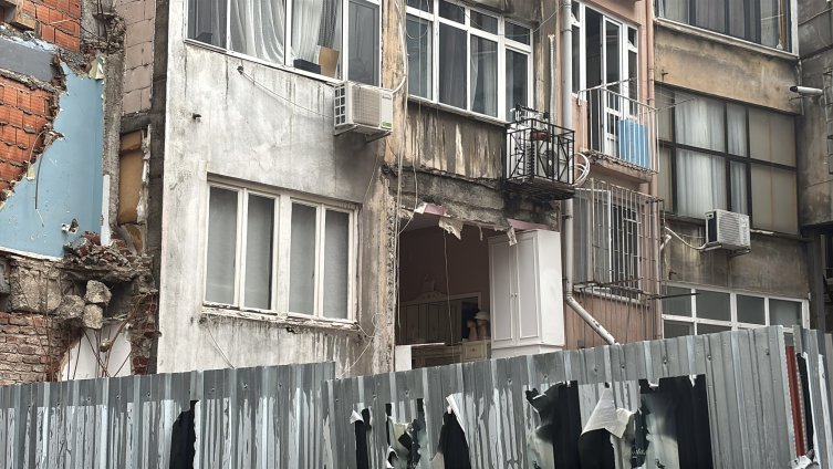 Deprem oldu zannetiler, odanın duvarı yıkıldı