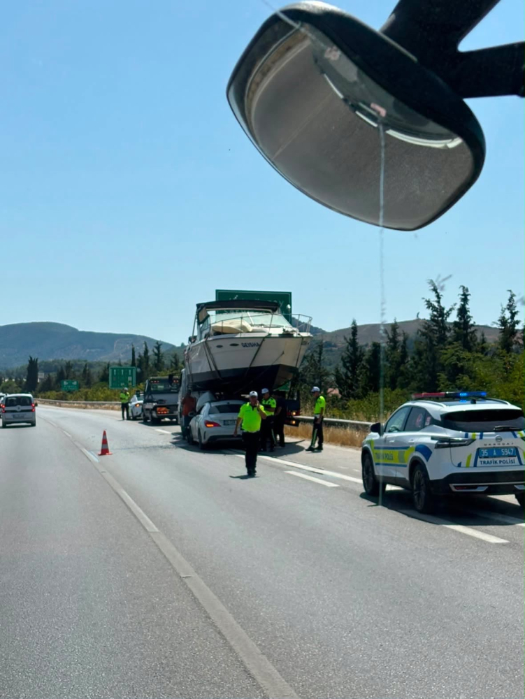 İzmir’de seyir halindeki otomobil tekneye çarptı