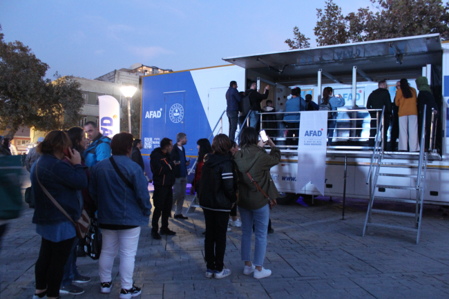 İzmir, 18.57’de "çök-kapan-tutun" yaptı