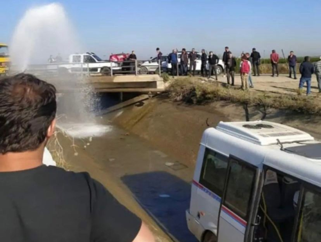 Adana'da minibüs sulama kanalına devrildi: 13 yaralı