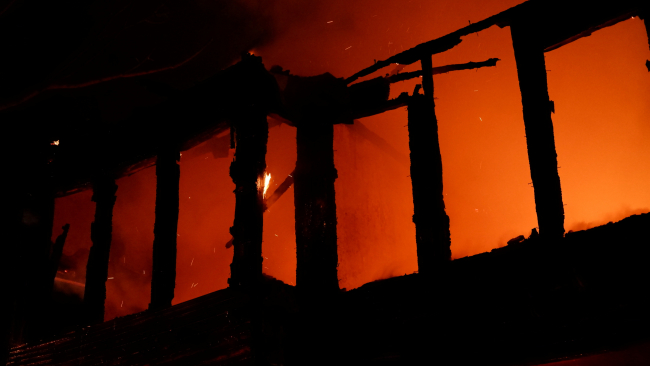 Edirne'de tarihi ahşap bina alev alev yandı