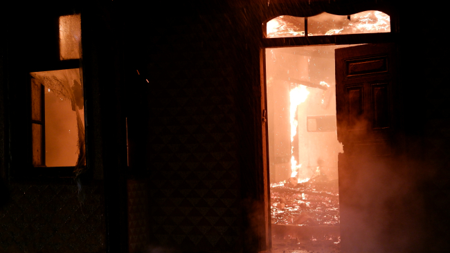 Edirne'de tarihi ahşap bina alev alev yandı