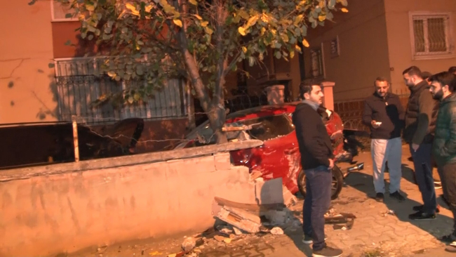 Sokağa süratli giren minibüs 7 araca çarptı, duvar yıkıldı