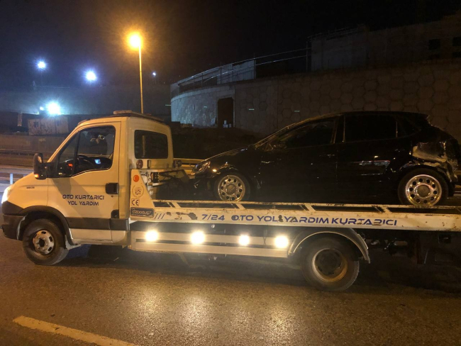 Sokağa süratli giren minibüs 7 araca çarptı, duvar yıkıldı