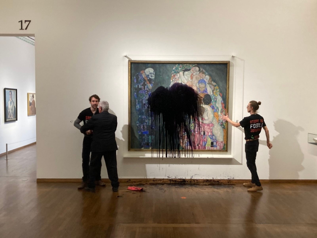 İklim aktivistleri Klimt'in tablosuna siyah boya fırlattı