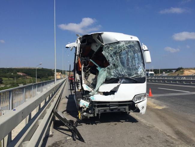 İstanbul'da servis aracıyla otobüs çarpıştı: 12 yaralı
