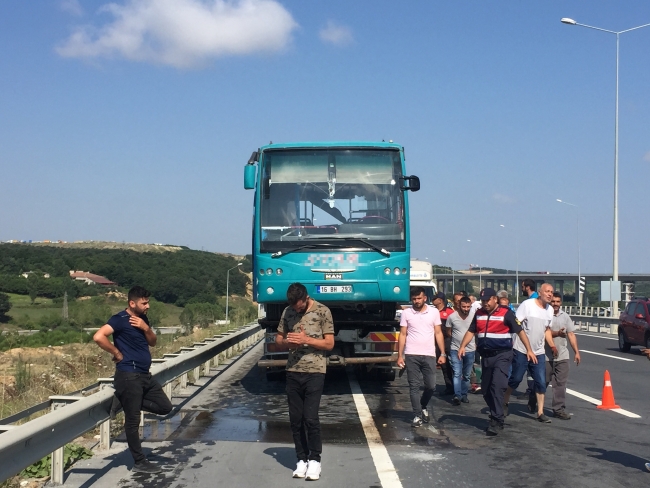 İstanbul'da servis aracıyla otobüs çarpıştı: 12 yaralı