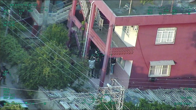 300 polisin katıldığı ve 44 kişinin yakalandığı operasyon polis kamerasında