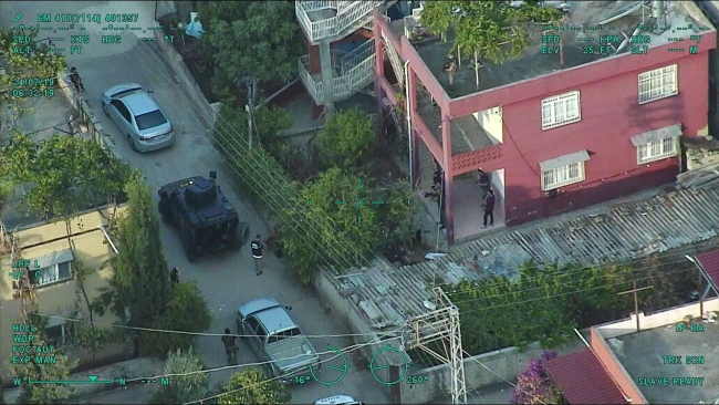 300 polisin katıldığı ve 44 kişinin yakalandığı operasyon polis kamerasında