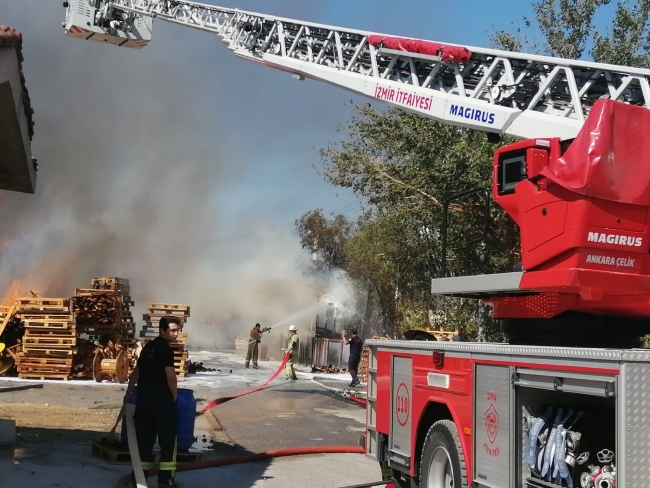 İzmir'de palet fabrikasında yangın