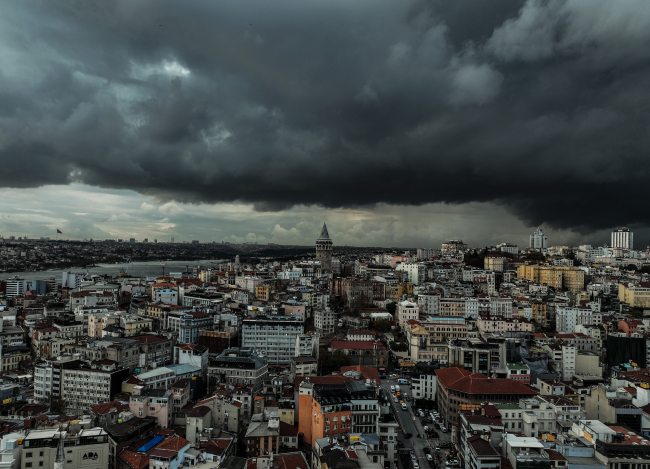 İstanbul’un üzerini kara bulutlar kapladı