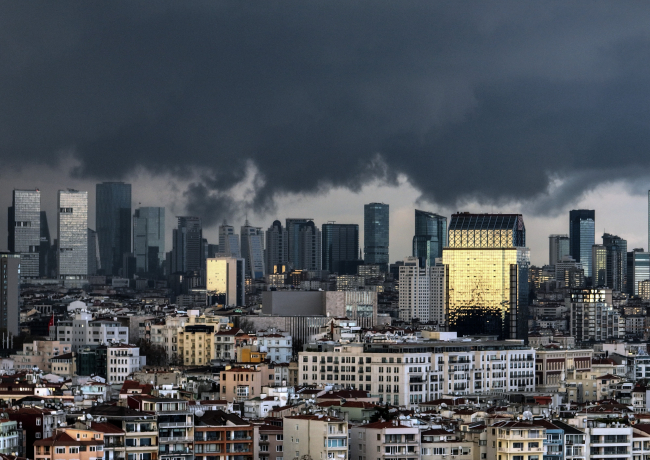 İstanbul’un üzerini kara bulutlar kapladı