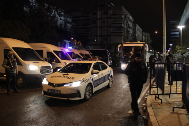 İzmir derbisi olaylar nedeniyle tatil edildi