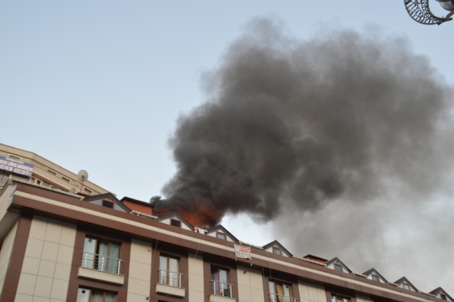 Şişli'de 9 katlı binanın çatı katında yangın