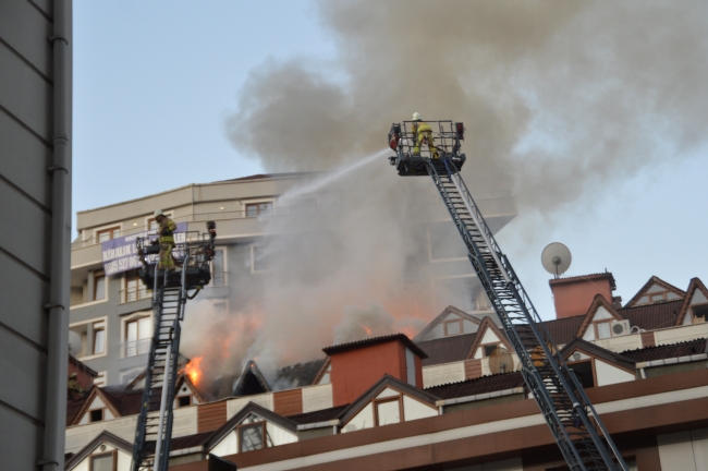 Şişli'de 9 katlı binanın çatı katında yangın