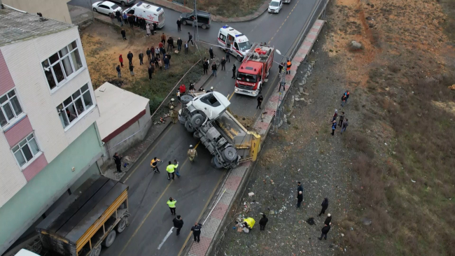 Kamyon otomobilin üzerine devrildi