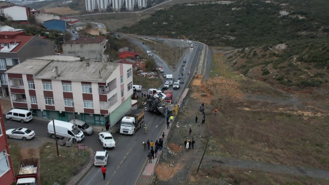 Kamyon otomobilin üzerine devrildi