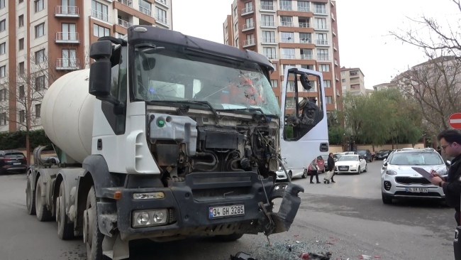 Kartal’da beton mikseriyle minibüs çarpıştı: 3 yaralı