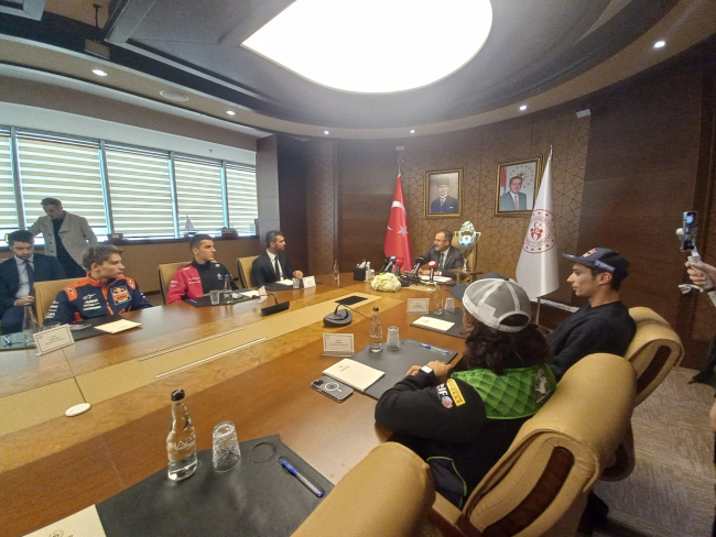 Bakan Kasapoğlu milli motosikletçileri kabul etti