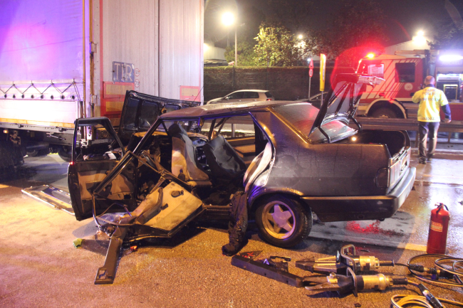 Kocaeli'de otomobil tıra arkadan çarptı: 1 ölü, 3 yaralı