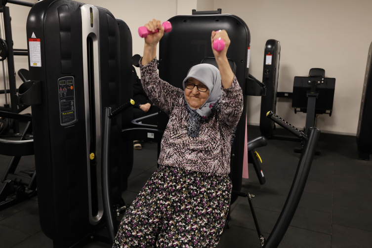 82 yaşındaki parkinson hastası sporla bastonunu attı