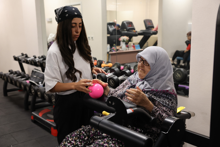 82 yaşındaki parkinson hastası sporla bastonunu attı