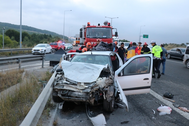 TEM Otoyolunda otomobil minibüse çarptı: 2'si çocuk, 13 yaralı