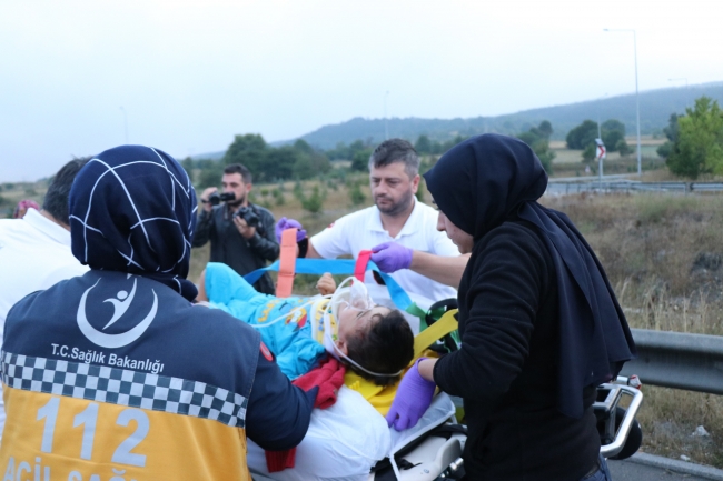 TEM Otoyolunda otomobil minibüse çarptı: 2'si çocuk, 13 yaralı