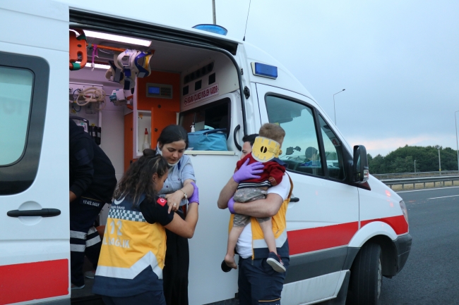 TEM Otoyolunda otomobil minibüse çarptı: 2'si çocuk, 13 yaralı