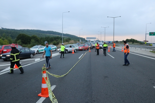 TEM Otoyolunda otomobil minibüse çarptı: 2'si çocuk, 13 yaralı