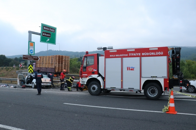TEM Otoyolunda otomobil minibüse çarptı: 2'si çocuk, 13 yaralı